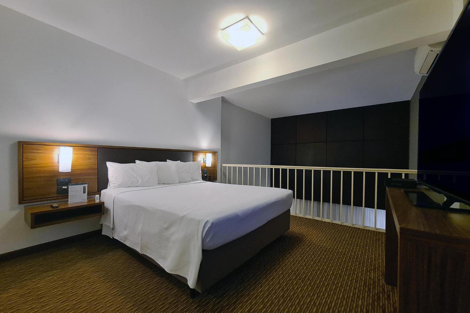 Hotel Deville クリチバ エクステリア 写真