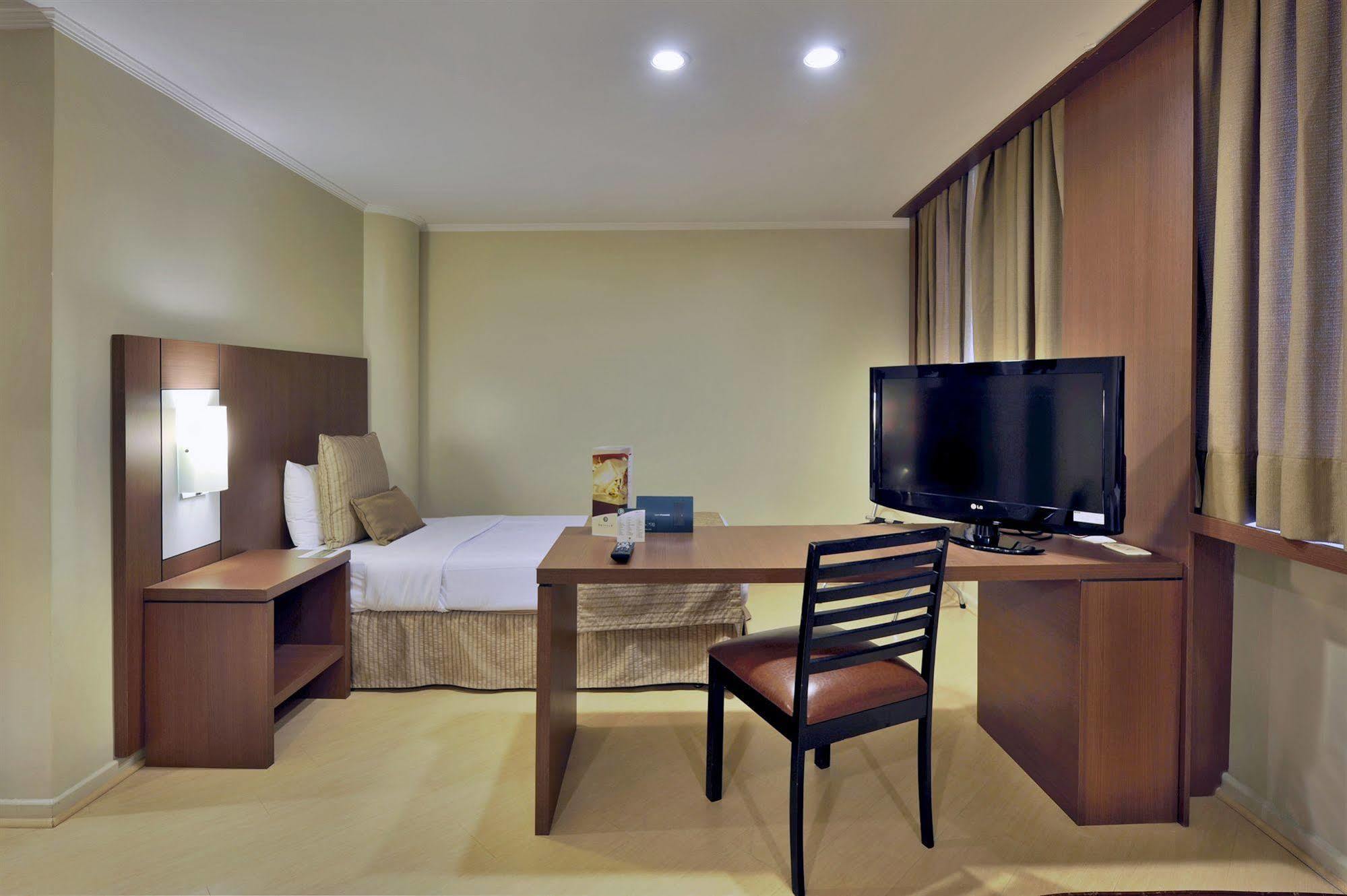 Hotel Deville クリチバ エクステリア 写真